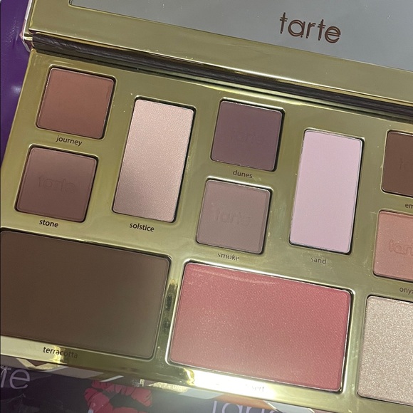 TARTE “CLAY PLAY MUST-HAVE” EYE AND CHEEK PALETTE - Picture 2 of 9